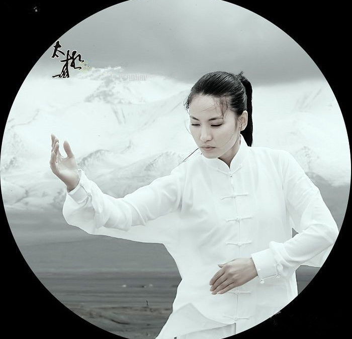 Joven china practica Tai Chi de movimiento lento