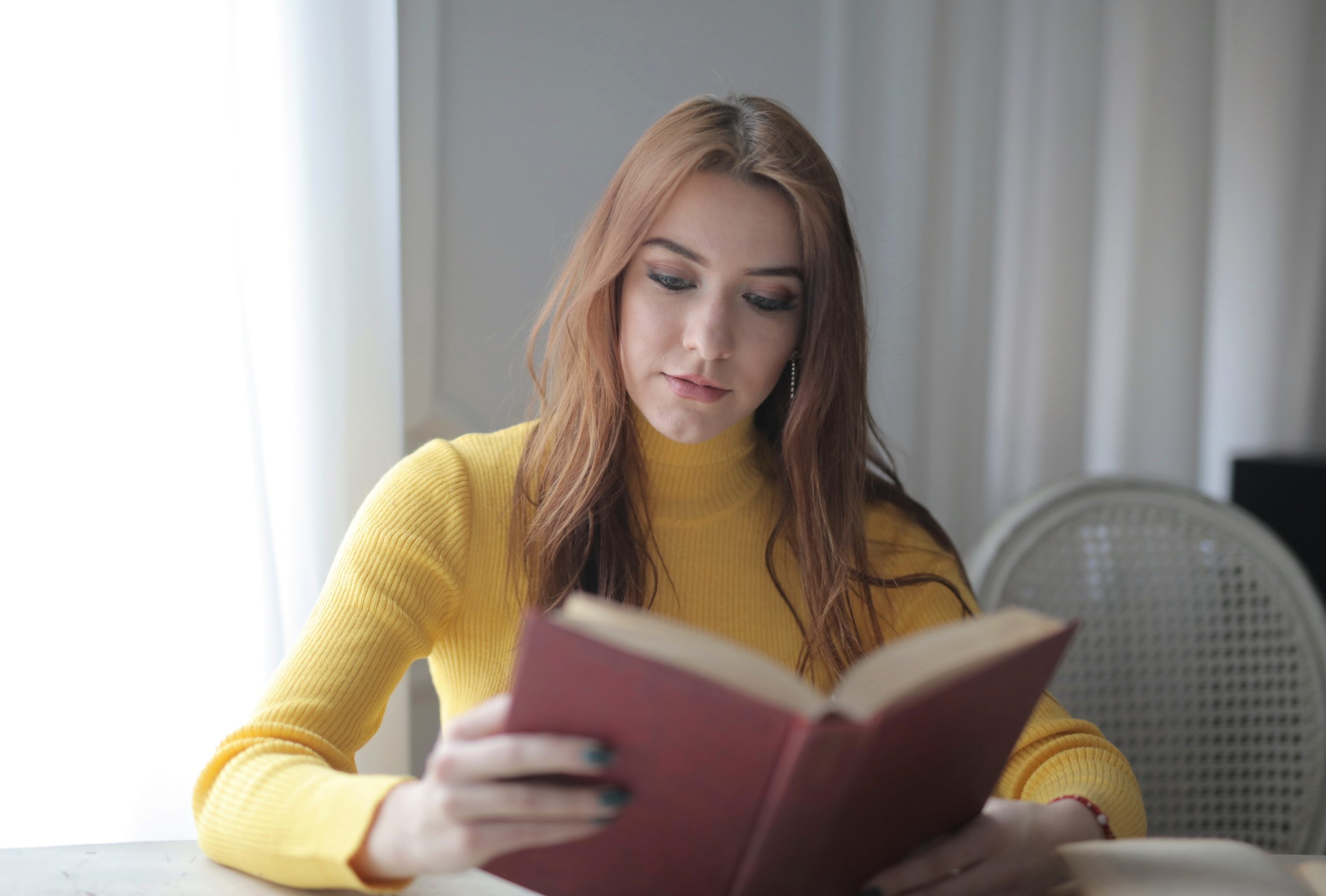 Una mujer trata de memorizar lo que está leyendo