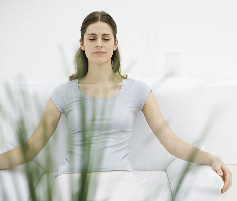 Mujer practicando la Meditación Fácil y Sin Esfuerzo