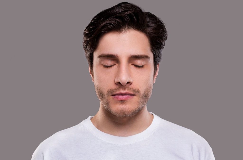 Un hombre meditando para lograr los beneficios de la meditación