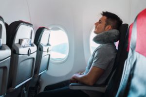 Hombre practicando Meditación Fácil y Sin Esfuerzo en avión