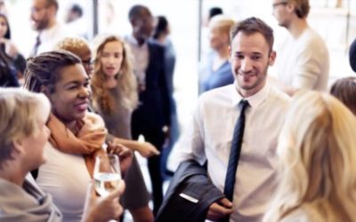 Cómo recordar los nombres de muchas personas en una reunión o fiesta