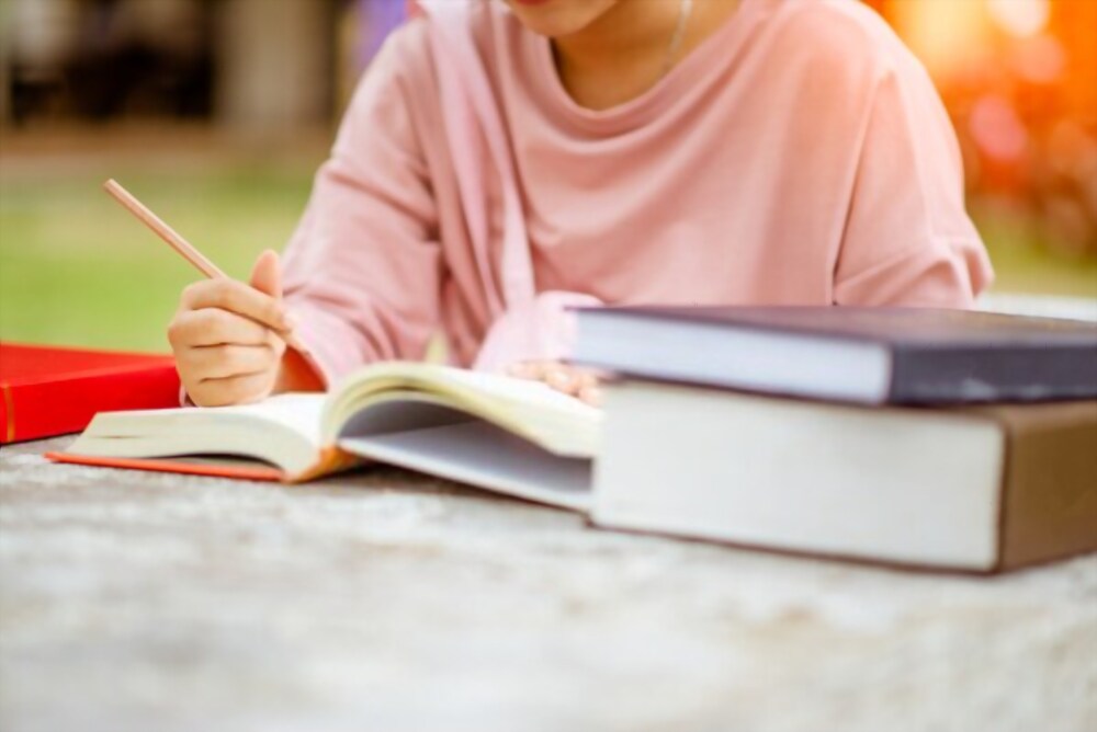 Estudiante estudiando solo las cosas importantes para sacar mejores notas