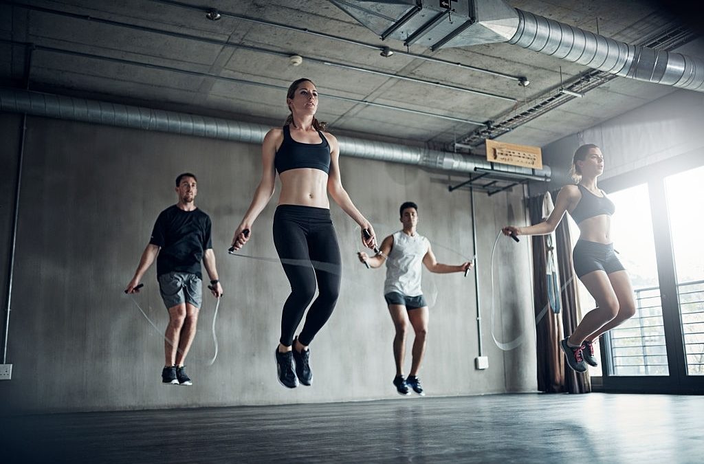 Grupo saltando la cuerda para mejorar su cuerpo y su cerebro