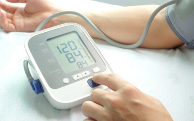 Ejercicio para bajar la presión arterial que practicas sentado mirando la TV