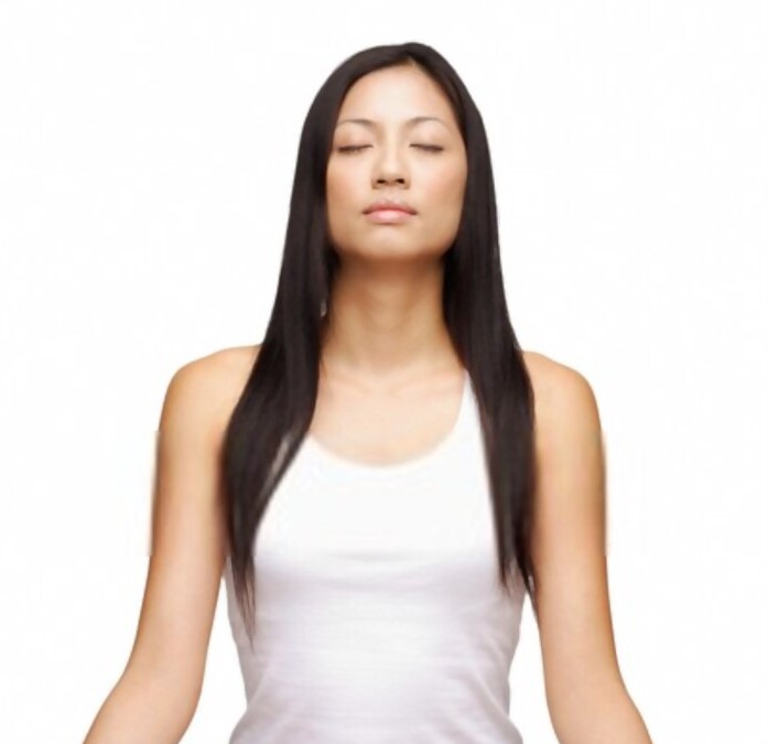 Mujer practicando meditación con mantras
