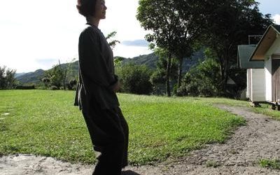 La meditación de pie mejora tu cerebro y tu salud