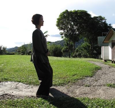 Una mujer practica la meditación de pie básica
