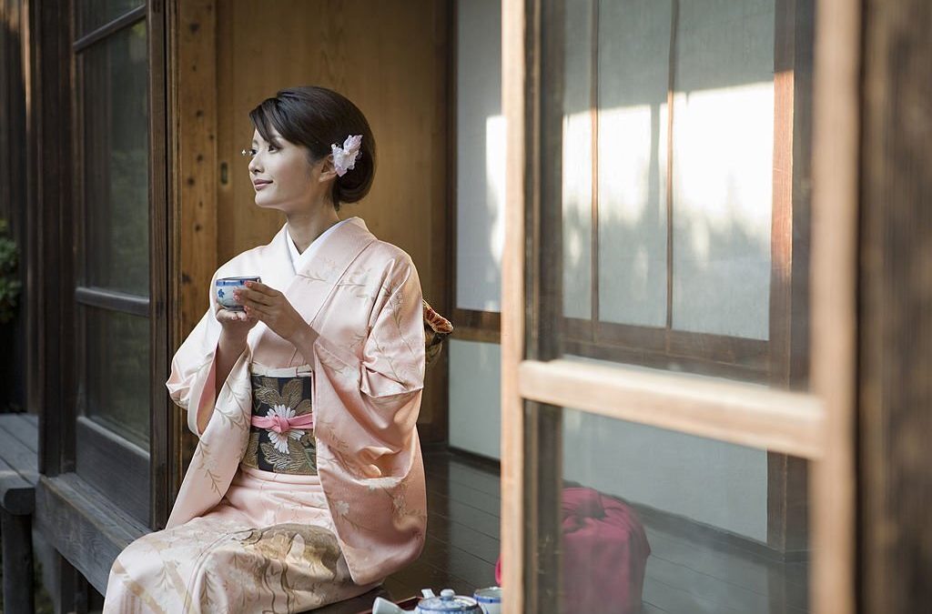 Mujer bebiendo té por sus beneficios para la salud