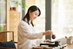 Mujer prepara té verde