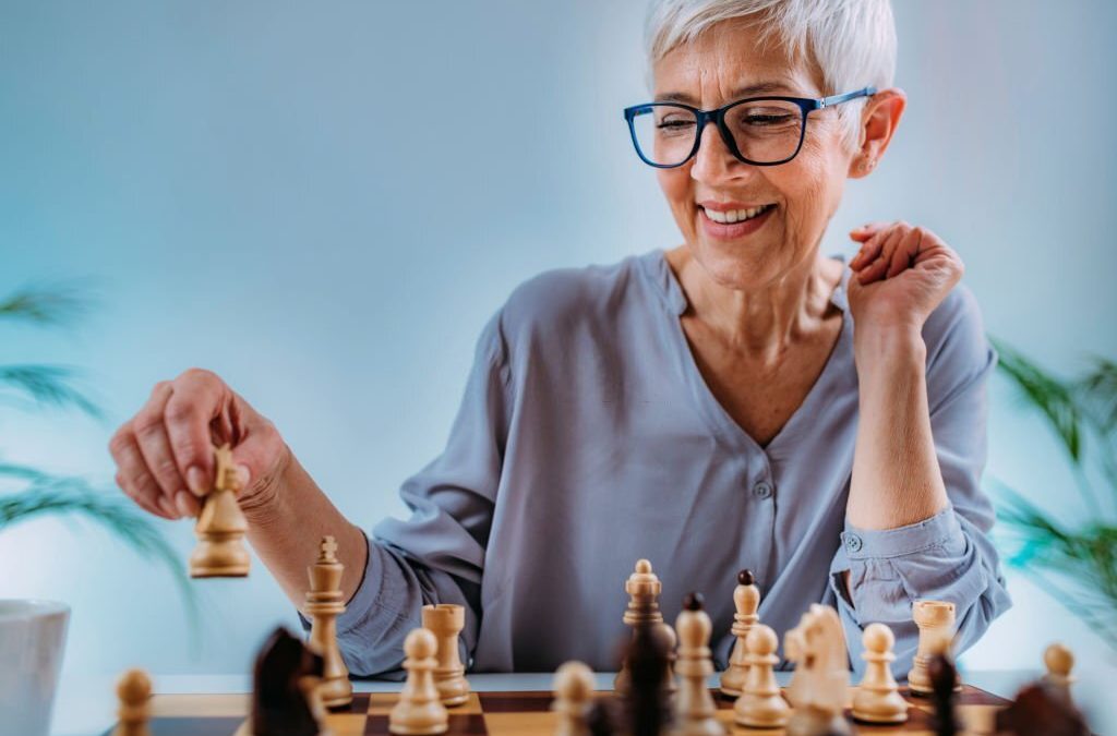 Mujer juego ajedrez para prevenir el Alzheimer